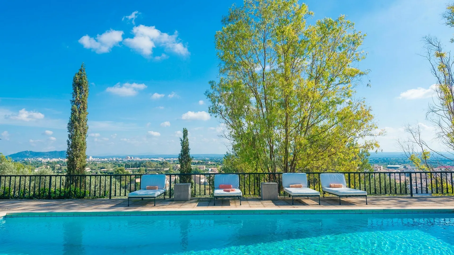 Villa Parisien contacts